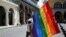 Un activista con una bandera del arco iris, símbolo de la comunidad gay en una plaza de La Habana (Cuba).