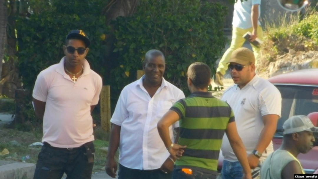 Asedio a sede de Damas de Blanco en Lawton, La Habana, este domingo 15 de mayo. (Foto: Angel Moya)