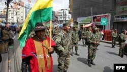 Una multitudinaria marcha de suboficiales, sargentos y sus esposas es vista hoy, jueves 24 de abril de 2014, en La Paz (Bolivia), asimismo en la ciudad de El Alto, para reclamar al Gobierno acciones y reformas para frenar lo que consideran racismo y la di