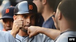 El jugador Omar Infante (c) de los Detroit Tigers celebra en la banca tras anotar contra los Texas Rangers.  