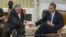 El presidente de Uruguay, José Mújica (i), estrecha la mano del presidente de Estados Unidos, Barack Obama (d), durante su comparecencia conjunta ante la prensa en el Despacho Oval en la Casa Blanca en Washington DC