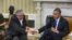 El presidente de Uruguay, José Mujica (i), estrecha la mano del presidente de Estados Unidos, Barack Obama (d), durante su comparecencia conjunta ante la prensa en la Casa Blanca.