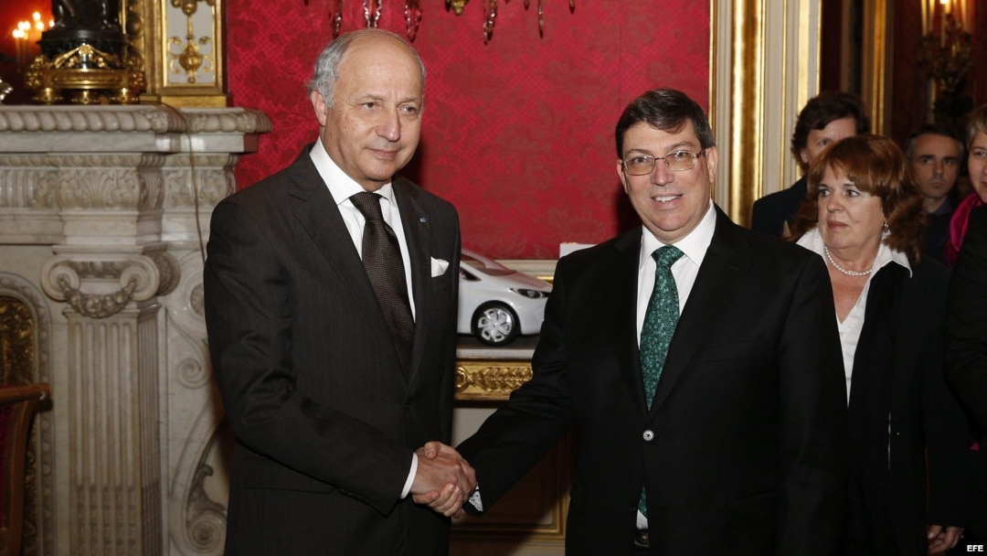 Los cancilleres de Cuba (d) y Francia (i) durante su reunión en París.