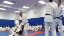 Demostracción de artes marciales en tributo a maestro de judo.