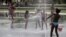 Un grupo de niños se refresca este mediodía en Madrid