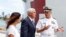 El vicepresidente Mike Pence visita el busque hospital Comfort, anclado en el Puerto de Miami. 
