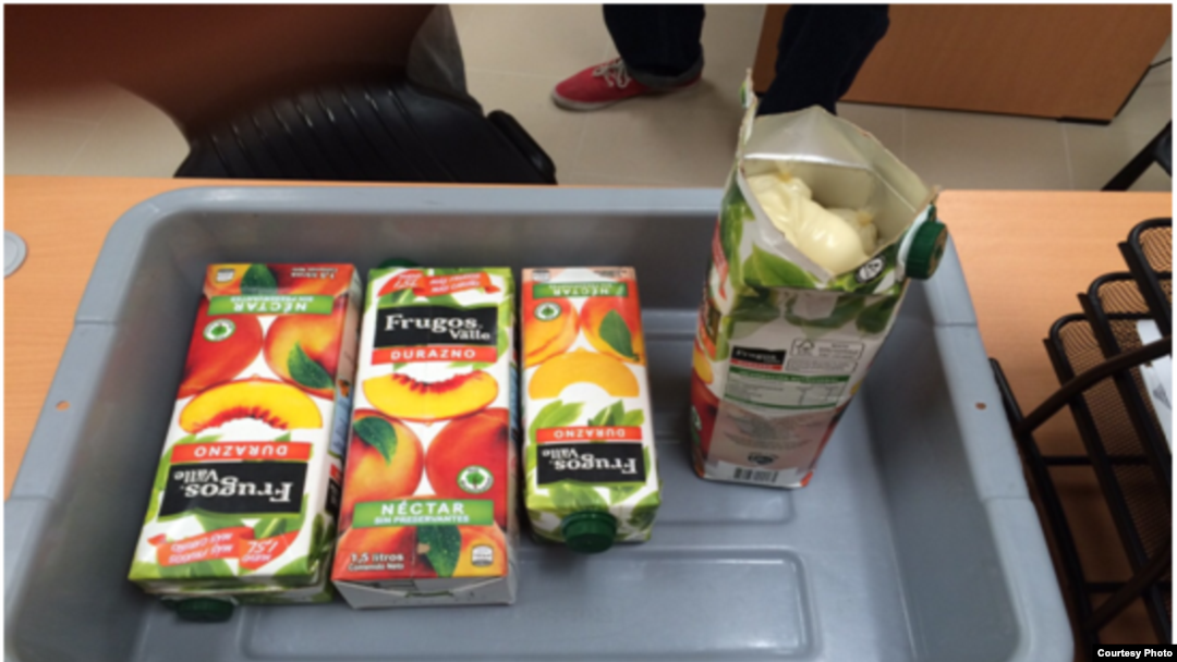 Envases de jugos de frutas que contenían cocaína líquida. Archivo.