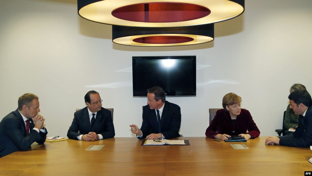 El primer ministro polaco, Donald Tusk; el presidente francés, François Hollande, el primer minstro británico, David Cameron; la canciller alemana, Angela Merkel, y el primer ministro italiano, Matteo Renzi, durante una reunión previa a la cumbre extraordinaria de los Veintiocho para abordar la crisis en Ucrania 