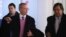 El Presidente Ejecutivo de Google Eric Schmidt (i) junto al ex gobernandor de New Mexico Bill Richardson (d) abandonar Pyongyang.