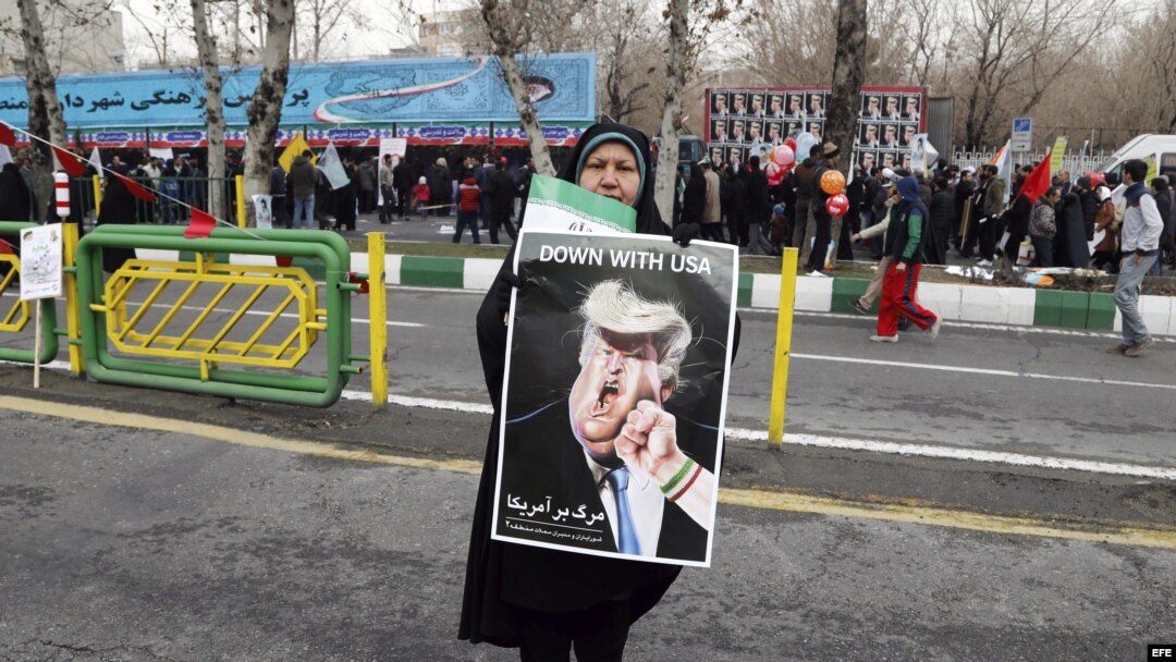 Una mujer iraní muestra un cartel contra el presidente de EE.UU., Donald Trump.