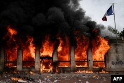 Las llamas arrasan la oficina de turismo de Lyon después de que fue incendiada por manifestantes durante una manifestación para protestar contra el "alto costo de la vida", en Lyon, sureste de Francia, el 17 de octubre de 2026. Jeff PACHOUD / AFP