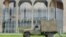  Vehículos del Ejército brasileño se posicionan frente al Palacio del Itamaraty, en Brasilia, para de las labores de seguridad de la XLIV Cumbre semestral del Mercosur. 