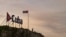 Un hombre mira el cielo desde un cartel de Cuba, en La Habana. ADALBERTO ROQUE / AFP