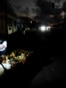 Un hombre vende verduras en la calle durante un apagón en La Habana. (REUTERS/Norlys Perez)
