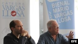 El director de la Cátedra Vargas Llosa, Juan Jesús Armas Marcelo (d), y el asistente de dirección de la misma, Carlos Granes (i),anuncian hoy, jueves 6 de febrero de 2014, durante una rueda de prensa,  que el Premio bienal de novela "Mario Vargas Llosa" se entregará el próximo 27 de marzo