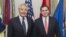 Fotografía cedida por la Secretaría de Defensa de EEUU del ministro colombiano de Defensa, Juan Carlos Pinzón (d), posando junto al secretario de Defensa de EEUU, Chuck Hagel (i), hoy, miércoles 1 de mayo 2013, durante una reunión en Washington