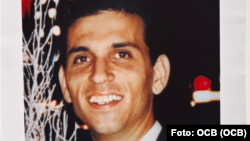 Foto de Pablo Morales, una de las víctimas del crimen contra las avionetas Hermanos al Rescate, expuesta durante homenaje a los fallecidos