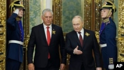 El presidente ruso Vladimir Putin recibió a Miguel Díaz-Canel en el Gran Palacio del Kremlin en Moscú, Rusia, el 9 de mayo de 2024. (Maxim Shemetov/Pool Photo vía AP)