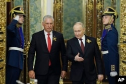 El presidente ruso Vladimir Putin y Miguel Díaz-Canel en el Gran Palacio del Kremlin en Moscú, Rusia, el 9 de mayo de 2024. (Maxim Shemetov/Pool Photo vía AP)