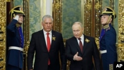 El presidente ruso Vladimir Putin (der.) y su homólogo cubano Miguel Díaz-Canel en el Gran Palacio del Kremlin, en Moscú, en mayo de 2024. (Maxim Shemetov/Pool vía AP)