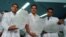 Archivo. Jóvenes recién graduados de doctores en la Escuela Latinoamericana de Ciencias Médicas (ELAM) muestran sus títulos de doctores.