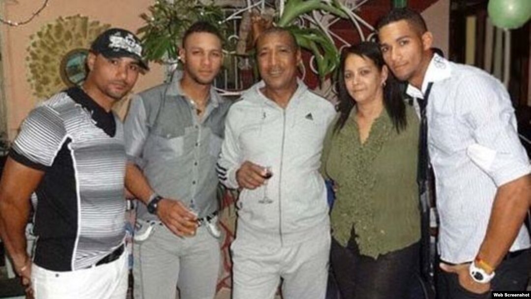Familia Gourriel: Lourdes Jr., Yulieski, Lourdes (padre), Olga Lidia Castillo y Yunieski (i-d).