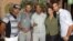 Lourdes Gourriel (c) junto a su esposa e hijos.