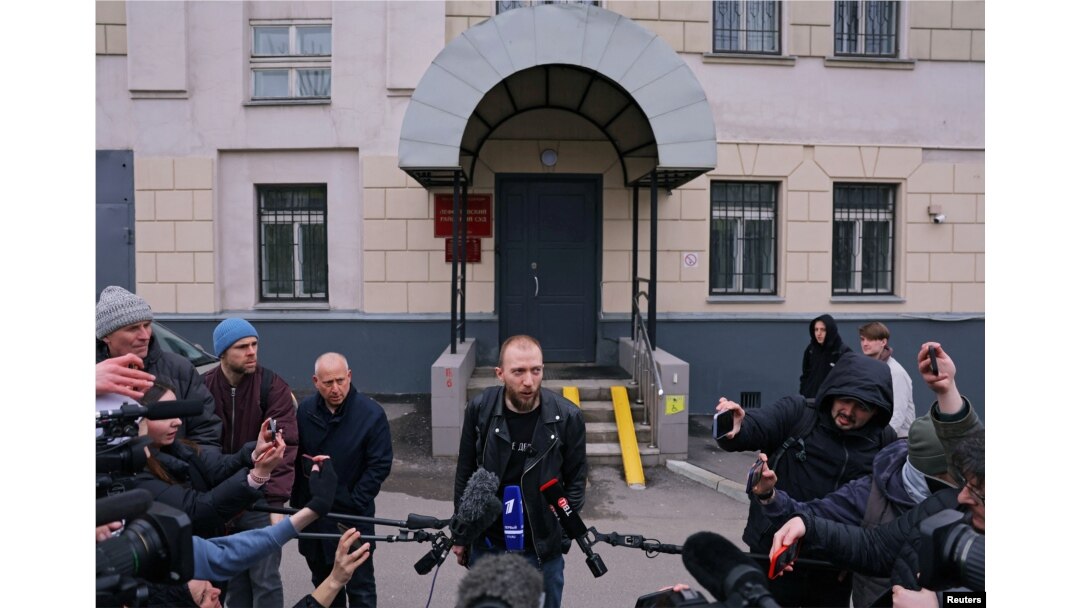 Daniil Berman,abogado del periodista de Wall Street Journal Evan Gershkovich, detenido por sospechas de espionaje, habla con la prensa a la salida de la corte en Moscú REUTERS/Evgenia Novozhenina
