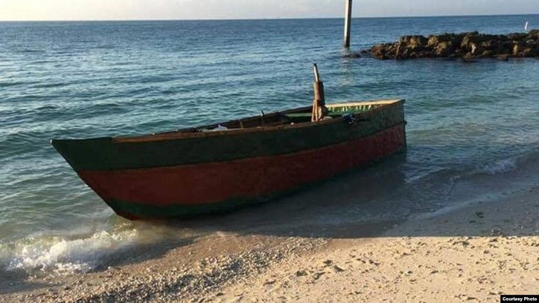 Siete cubanos procedentes de Mariel arribaron a Cayo Hueso en esta embarcación rústica el 20 de diciembre de 2017
