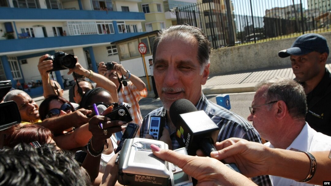 René González (c), uno de los cinco cubanos condenados en Estados Unidos por espionaje.