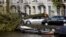  Un árbol arrancado de raíz cae encima de un coche en el canal Ryusdaelkade en Ámsterdam, Holanda, el 28 de octubre de 2013. Según los medios, una mujer ha resultado muerta del accidente. Hasta el momento se han registrado tres muertes a causa de la caída