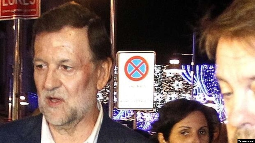 Momento tras la agesión en Pontevedra, Mariano Rajoy sin sus gafas y con el rostro magullado.