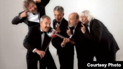 Les Luthiers, con Daniel Rabinovich en primer plano.