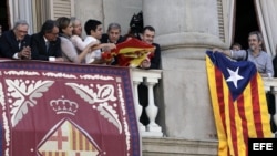 RIFIRRAFE EN EL BALCÓN DEL AYUNTAMIENTO DE BARCELONA A CUENTA DE LAS BANDERAS