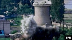 Imagen tomada de la televisión MBC de Corea del Sur que muestra la destrucción de la torre de refrigeración de la planta nuclear de Yongbyun
