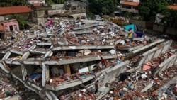 Vista aérea de edificios derrumbados en Caraballeda, estado de La Guaira, Venezuela, el 30 de junio de 2026, tras los terremotos. 
