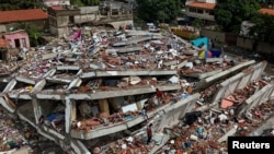 Vista aérea de edificios derrumbados en Caraballeda, estado de La Guaira, Venezuela, el 30 de junio de 2026, tras los terremotos. 