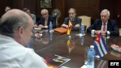 El ministro español de Asuntos Exteriores, José Manuel García-Margallo (d), participa en una reunión con el ministro de Comercio Exterior de Cuba Rodrigo Marmierca (i). 