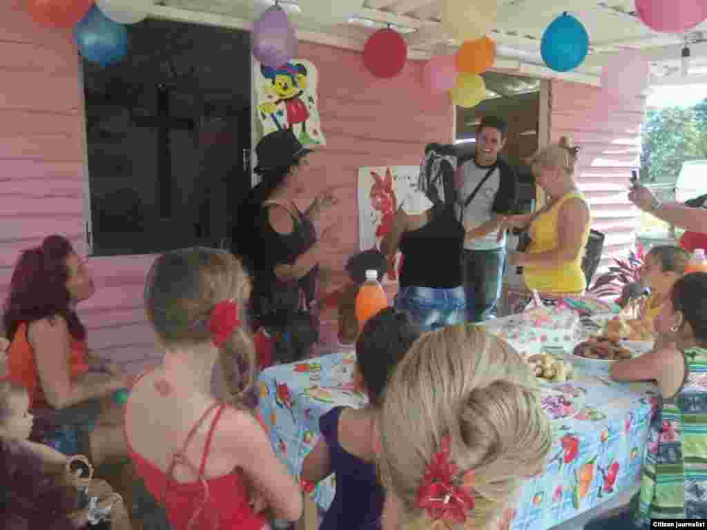 Reporta Cuba FLAMUR lleva Reyes Magos a Pinar del Río Foto FLAMUR