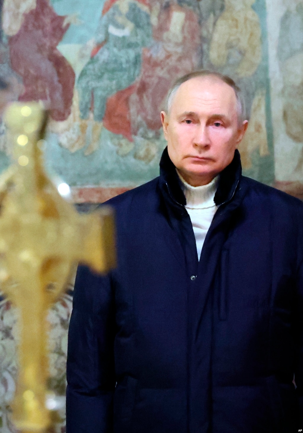 Putin asiste al servicio navideño en la Catedral de la Anunciación en el Kremlin de Moscú en Moscú, Rusia, el sábado 7 de enero de 2023. Mikhail Klimentyev, Sputnik, foto de la piscina del Kremlin vía AP.