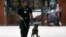 Un oficial del Cuerpo de Seguridad Aeroportuaria utiliza un perro en la búsqueda de drogas en las maletas de los pasajeros hoy