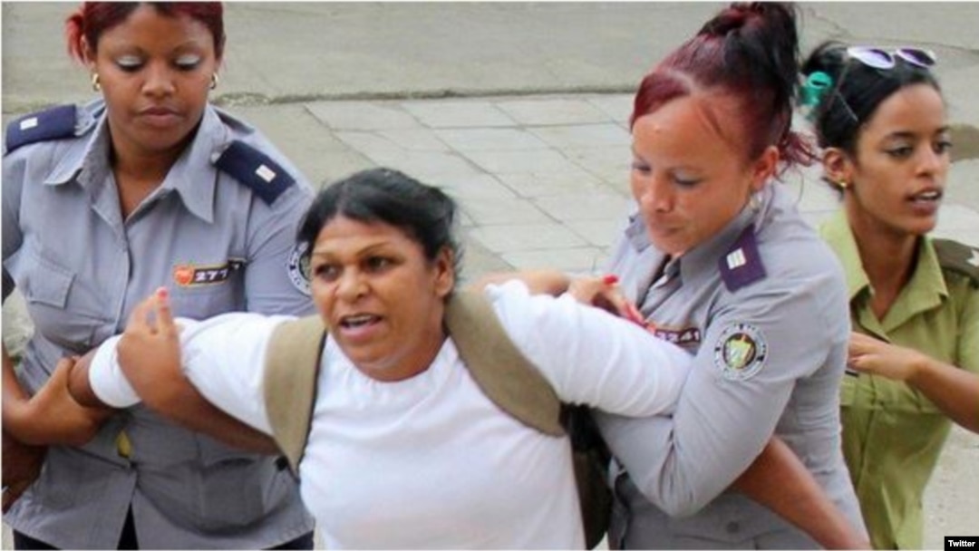 Dama de Blanco Marta Sánchez, en una de las detenciones dominicales a que era sometida antes de ser condena a prisión. Archivo Damas de Blanco.