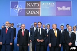 (De izquierda a derecha) El primer ministro de Albania, Edi Rama; el presidente de Turquía, Recep Tayyip Erdogan; el secretario general de la OTAN, Mark Rutte; el presidente de EEUU, Donald Trump; y el primer ministro del Reino Unido, Keir Starmer.