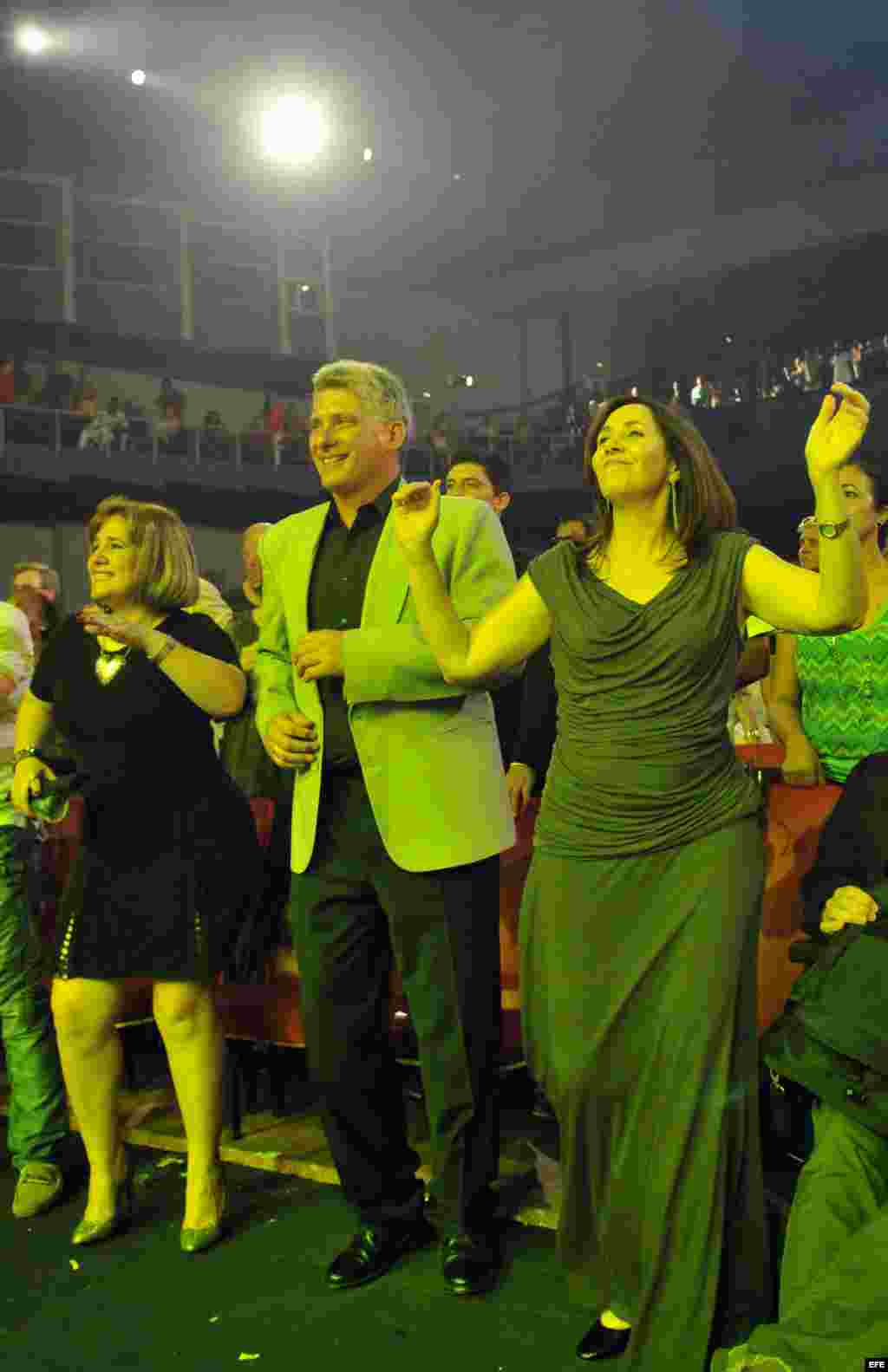 Díaz-Canel baila junto a Mariela Castro durante una gala contra la homofobia en el teatro Karl Marx de La Habana. (Archivo)