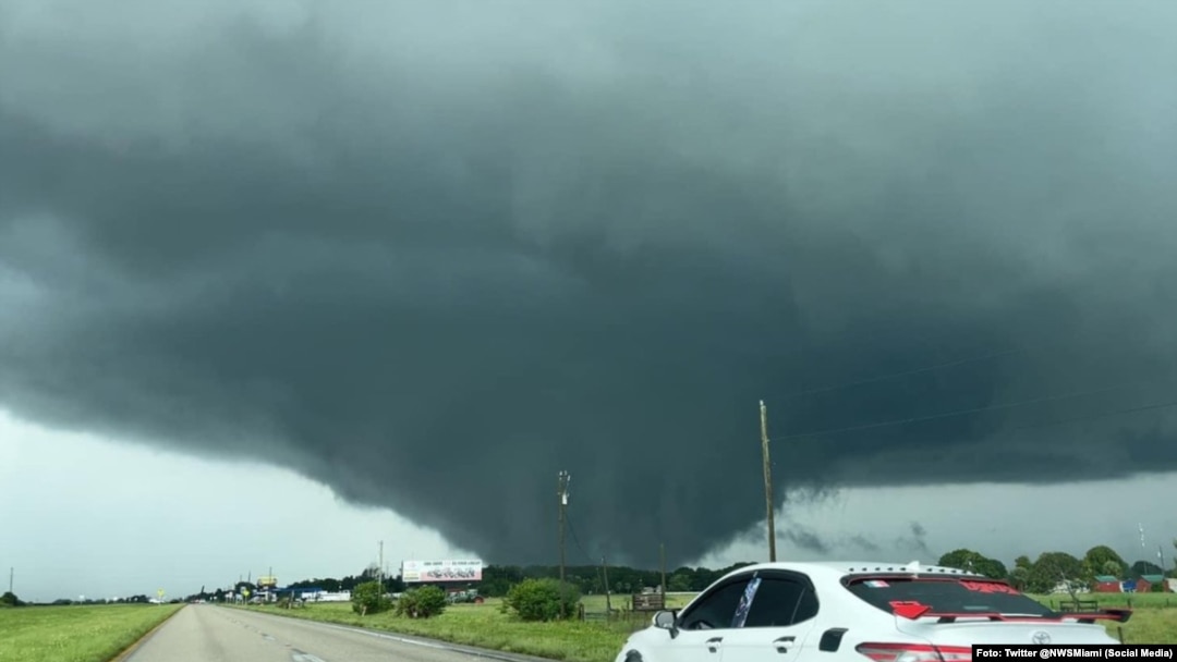 Reportan tornado en el sur de la Florida por el huracán Milton