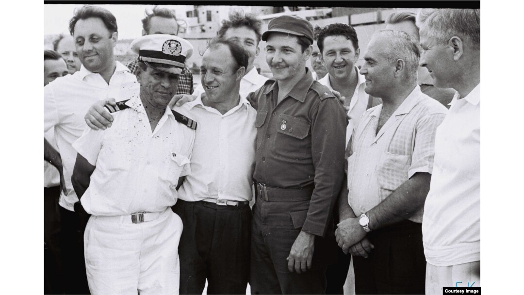 Raúl Castro y los marinos del Lgove