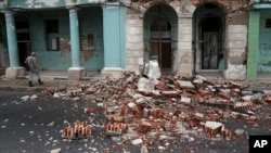 Los escombros de un derrumbe parcial ocurrido en un edificio del litoral habanero tras el paso del huracán Rafael.