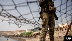 Unos migrantes regresan a Marruecos tras haber cruzado la frontera para entrar en el enclave español de Ceuta, en el norte de África, el 31 de julio de 2026.