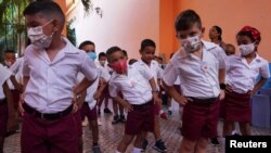 Niños en La Habana, en el primer día de clases el 5 de septiembre de 2022. (Reuters/Alexandre Meneghini).