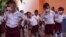 Niños en La Habana, en el primer día de clases el 5 de septiembre de 2022. (Reuters/Alexandre Meneghini).